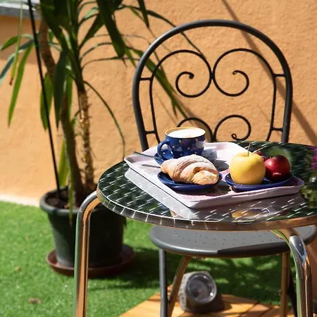 Sofia Bed & Breakfast 4*